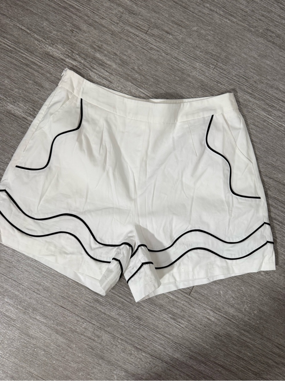 YLLW White Black Contrast Piping Tailored Shorts XL Coastal Preppy Resort Chic